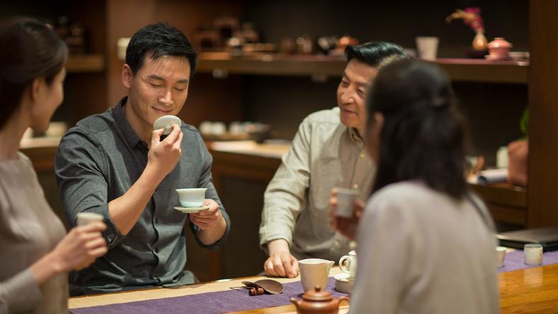 中国人的生意经,从酒桌搬到茶桌